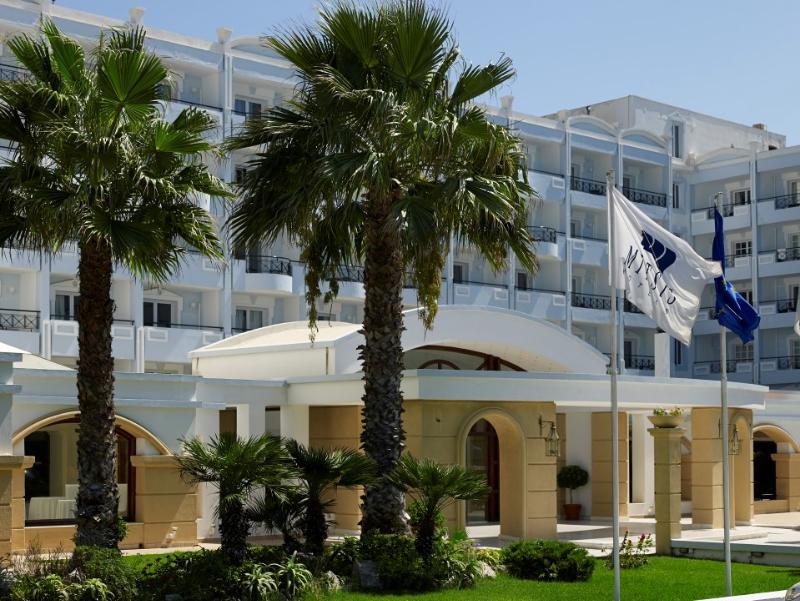 Mitsis Grand Hotel Rhodes City Ngoại thất bức ảnh The flag of Greece flying at a hotel in Crete